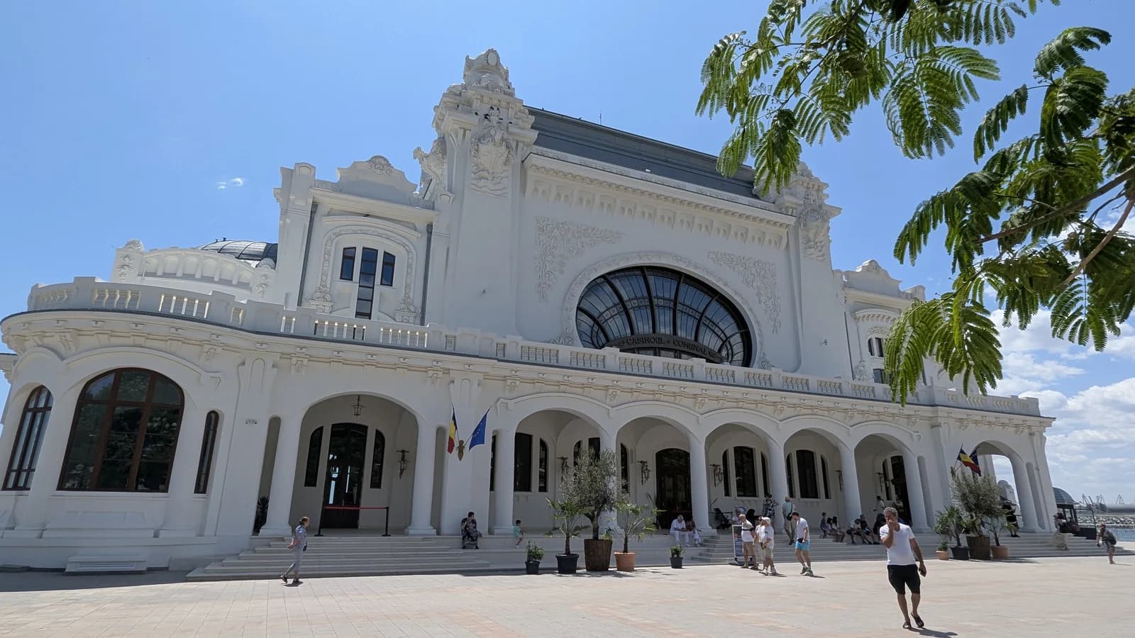 Cazinoul restaurat din Constanța, văzut de pe faleză