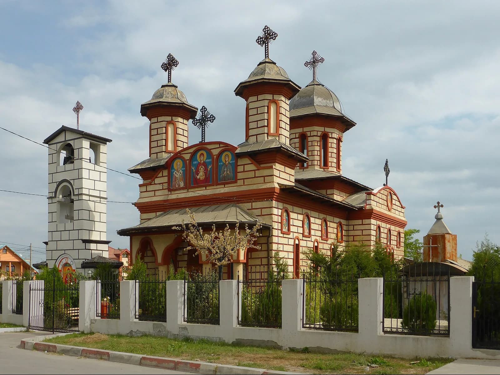 Biserica ortodoxă din Mamaia-Sat văzută din stradă