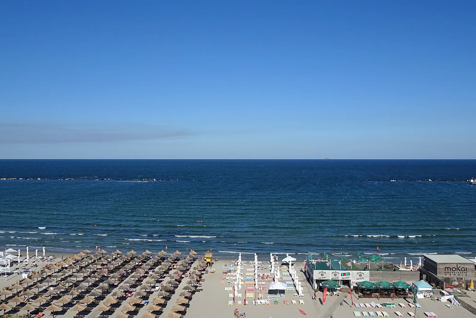 Plaja centrală din Mamaia, cu Marea Neagră și șirurile de umbrele