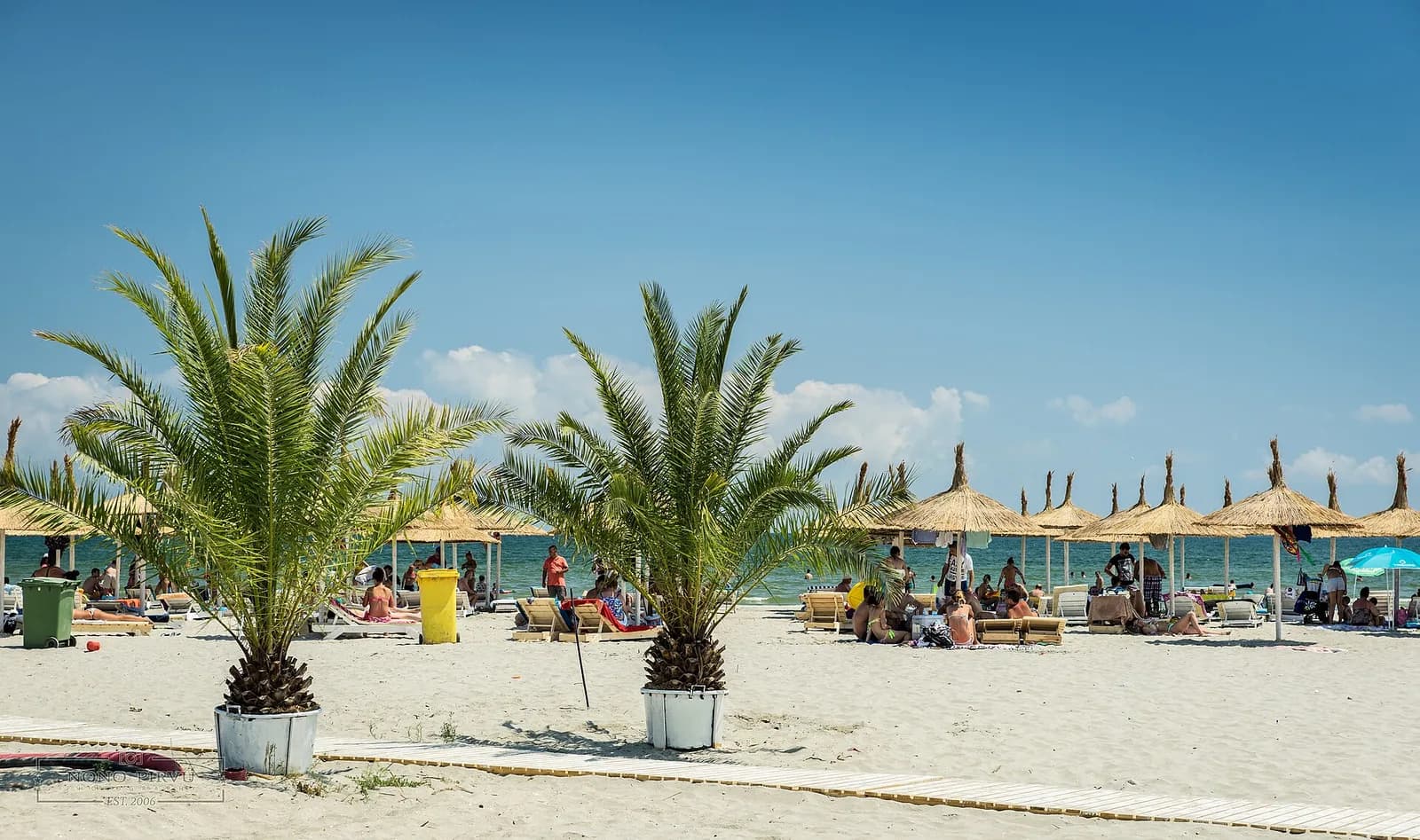 Plajă amenajată și Marea Neagră la Năvodari