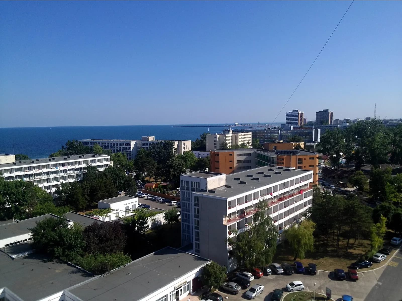 Hoteluri și spații verzi din stațiunea Saturn, cu marea în fundal