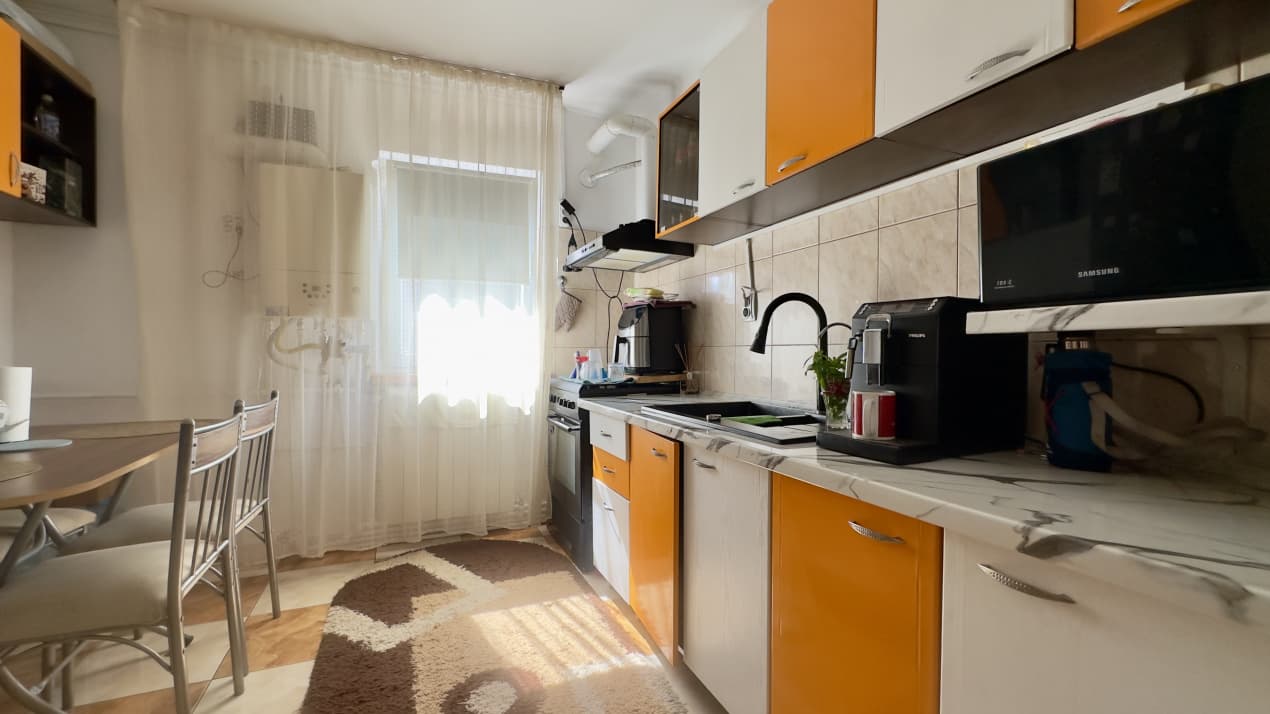 Apartament 4 camere, etaj intermediar, zona CET – ideal pentru familie — fotografie a proprietății 12