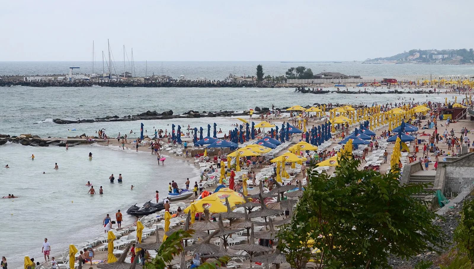 Plaja aglomerată și golful stațiunii Eforie Nord
