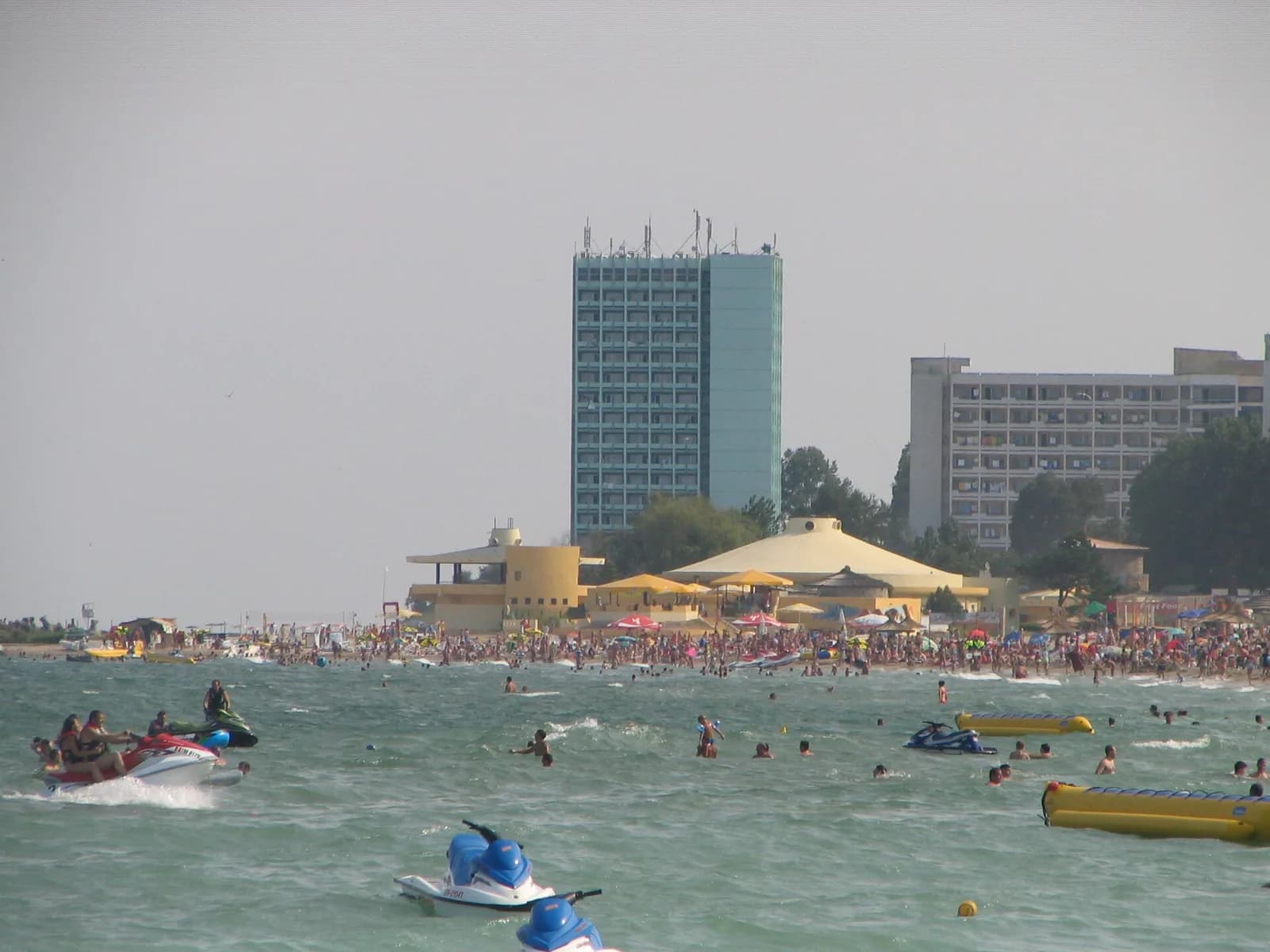 Plaja din Neptun, cu palmieri și umbrele